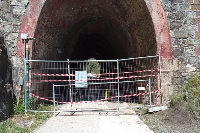 Varazze, cadono pietre dalla scarpata: chiuso un tratto del Lungomare Europa (FOTO)