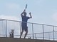 Il tennista Roger Federer gioca sui tetti di Finale Ligure con Vittoria Olivieri e Carola Pessina