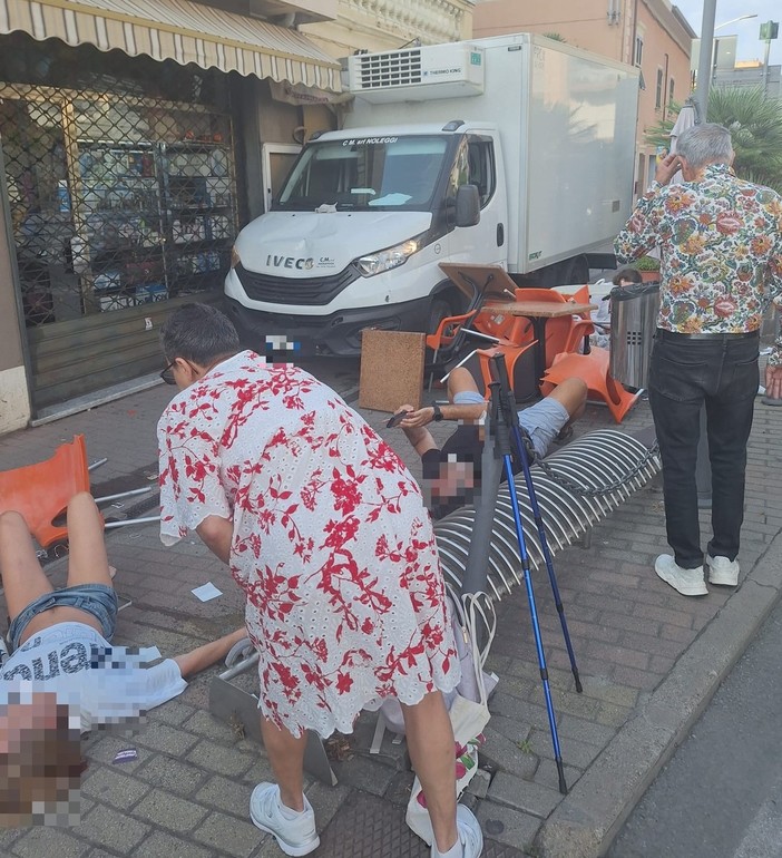 Furgone travolge dehor a Loano, la testimonianza: "Poteva essere una tragedia"