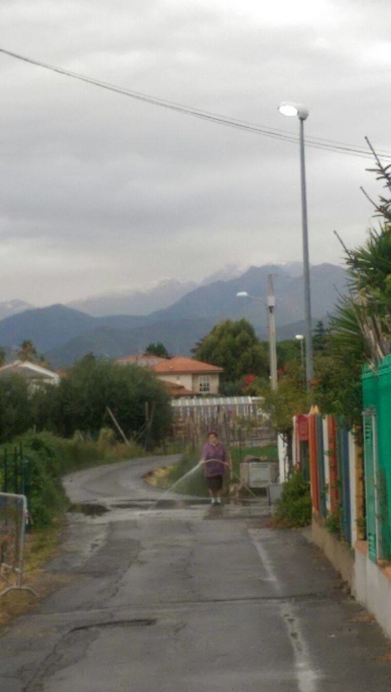 Albenga: "Fogna dai tombini ogni volta che piove" la segnalazione di una residente