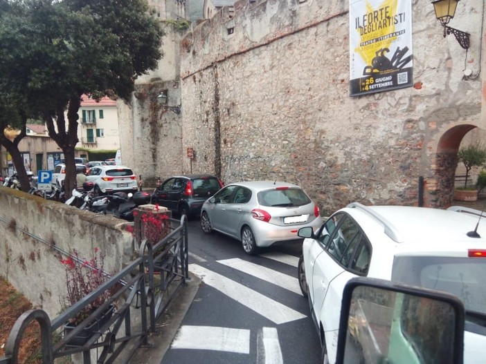 Finale, ecco la pioggia. E dopo il ritorno a scuola la viabilità va in tilt Finale, ecco la pioggia. E dopo il ritorno a scuola la viabilità va in tilt