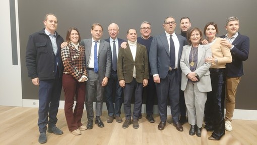 Terremoto giudiziario e politico, Cambiamo perde i pezzi: a Savona restano pochi i fedelissimi di Toti Terremoto giudiziario e politico, Cambiamo perde i pezzi: a Savona restano pochi i fedelissimi di Toti