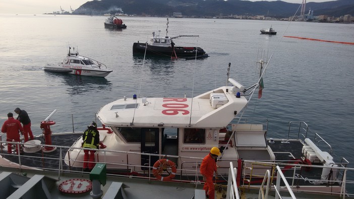 Capitaneria, esercitazione antinquinamento e antincendio nelle acque di Savona Capitaneria, esercitazione antinquinamento e antincendio nelle acque di Savona