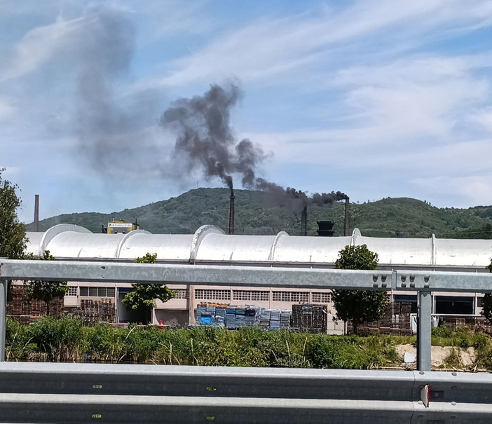 Blackout elettrico all’Italiana Coke, fumo nero dalle ciminiere. Lambertini: "Non è più tollerabile" Blackout elettrico all’Italiana Coke, fumo nero dalle ciminiere. Lambertini: "Non è più tollerabile"