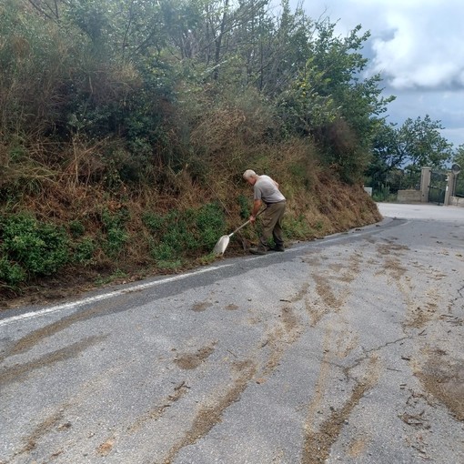 Fango e detriti in via alla Strà: residenti al lavoro per ripulire la strada (FOTO) Fango e detriti in via alla Strà: residenti al lavoro per ripulire la strada (FOTO)