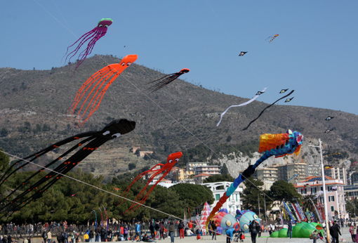 Con il Festival del Vento tornano a Spotorno gli aquiloni. Musica per … gli occhi