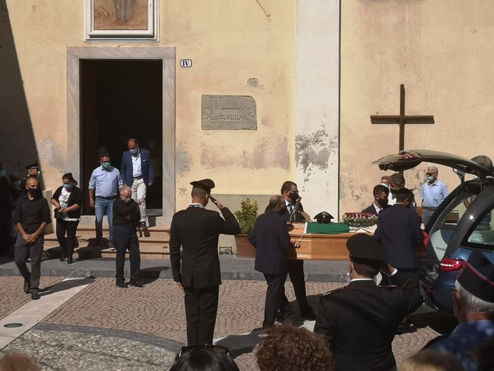 Dopo lunghi anni di angoscia, oggi la comunità di Magliolo si stringe nell'addio a Luca Catania Dopo lunghi anni di angoscia, oggi la comunità di Magliolo si stringe nell'addio a Luca Catania