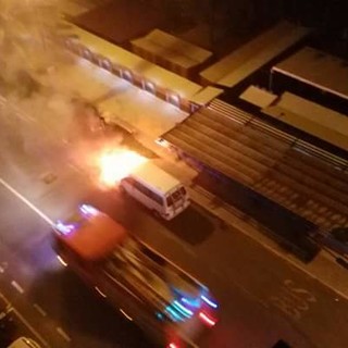 Savona: furgone a fuoco in corso Vittorio Veneto