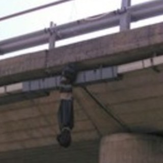 Fantoccio appeso sulla A10 all'altezza di Ceriale: potrebbe celarsi la stessa mano di Albenga