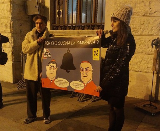 Savona, flash mob contro la “Campana dei bimbi mai nati” e per le vittime pedofilia Savona, flash mob contro la “Campana dei bimbi mai nati” e per le vittime pedofilia