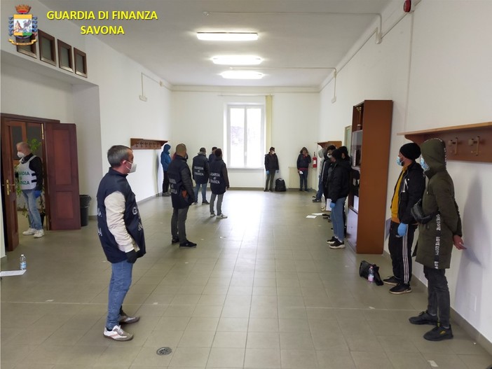 Nascosti in tre tir parcheggiati in un'area di sosta tra Borghetto e Ceriale in A10: 15 clandestini individuati dalla Finanza diretti in Francia Nascosti in tre tir parcheggiati in un'area di sosta tra Borghetto e Ceriale in A10: 15 clandestini individuati dalla Finanza diretti in Francia