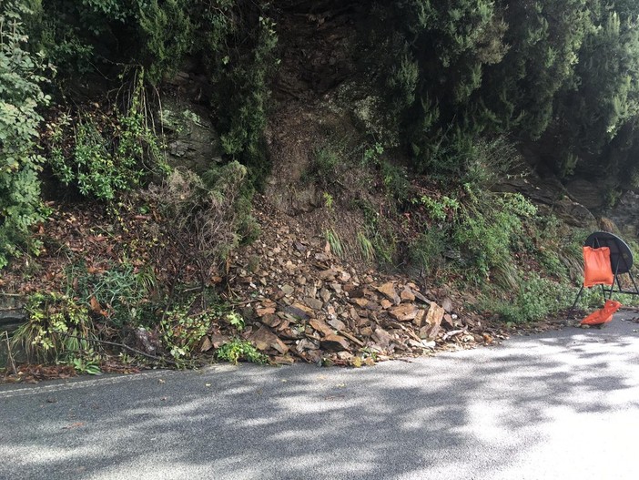 Celle Ligure: frana incombe sulla provinciale, interventi in corso