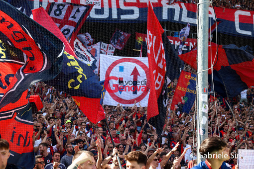 Multato per aver appiccicato gli adesivi della sua squadra, il Genoa Club Savona: "Pronti a pagargliela" Multato per aver appiccicato gli adesivi della sua squadra, il Genoa Club Savona: "Pronti a pagargliela"