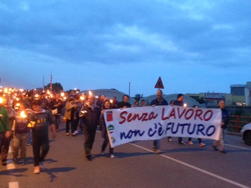 &quot;Fiaccolata per il lavoro&quot;: a Vado Ligure sfila la solidarietà (all'interno fotogallery)