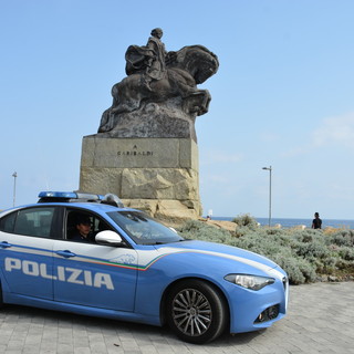 Ruba in negozio, scappa inseguito dalla titolare e si butta in mare per sfuggire alla Polizia: arrestato 42enne