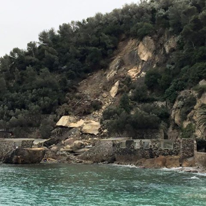 Ponte del primo maggio: ancora vietato l'accesso alla Baia dei Saraceni di Varigotti Ponte del primo maggio: ancora vietato l'accesso alla Baia dei Saraceni di Varigotti