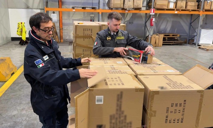 Sequestrati 720 modellini in miniatura di elicotteri contraffatti con la livrea della Guardia di Finanza