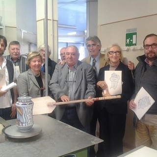 da sin. Enrico Frumento, Vilder Vanz, Lea Gobbi, Giulio Carlini, Marcello Mannuzza, Nanni Basso, Ernesto Canepa, responsabili delle Associazioni che partecipano all'Ats; Giovanna Rolandi e Salvatore Clemente, rappresentanti dell'Amministrazione comunale di Albisola Superiore; in primo piano "u vascellu" a forma di remo, da cui l'Ats che gestisce la Scuola di ceramica prende il nome