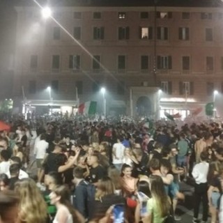 Assembramenti e danni in piazza e chiusure in vista della finale dell'Italia. Grande Liguria: "Si agisce sempre in seconda battuta"