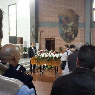 Savona, la chiesa di San Filippo Neri gremita per l'ultimo saluto al sovrintendente Raffaele Apuzzo