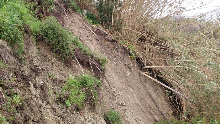 Finale, frana lungo la strada per San Bernardino, coinvolto un tubo dell'acquedotto: utenze senza acqua corrente Finale, frana lungo la strada per San Bernardino, coinvolto un tubo dell'acquedotto: utenze senza acqua corrente