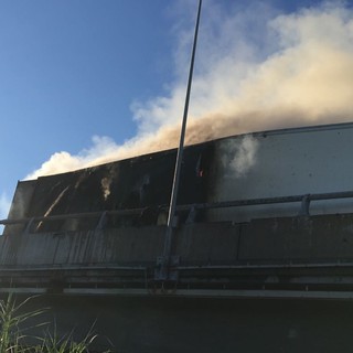 Camion incendiato: chiuso il casello di Albisola (FOTO e VIDEO)