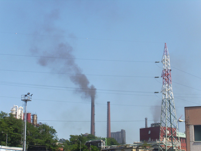 Italiana Coke: fumate nere. Per l'azienda è un blackout. Ma... L'elettricita non se la producevano loro? Italiana Coke: fumate nere. Per l'azienda è un blackout. Ma... L'elettricita non se la producevano loro?