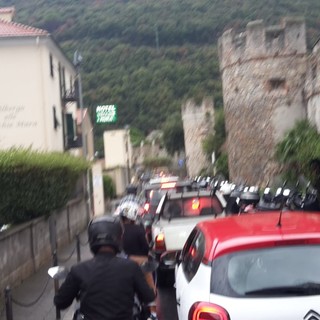 Finale, settembre 2021, ancora code in via Dante