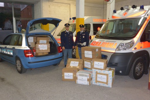La Polizia di Stato di Alassio dona 500 capi di abbigliamento alla Croce Rossa
