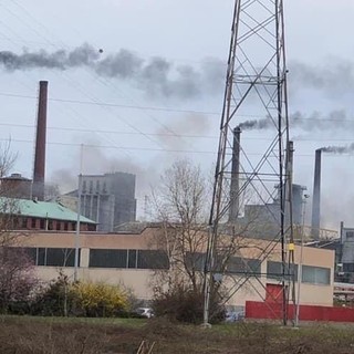 Malfunzionamento all'Italiana Coke, densa coltre di fumo nero nel cielo di Cairo (FOTO) Malfunzionamento all'Italiana Coke, densa coltre di fumo nero nel cielo di Cairo (FOTO)