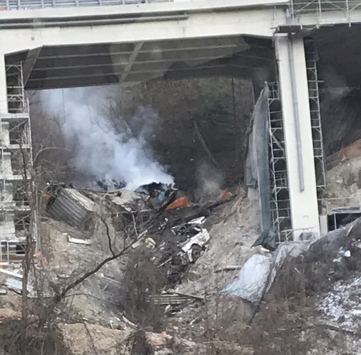 Camion precipitato dal viadotto dell'A6, esce del fumo dal rimorchio: vigili del fuoco mobilitati