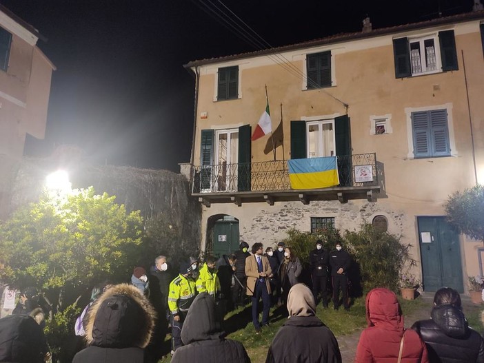 Stella dice no alla guerra: fiaccolata dei cittadini a casa Pertini (FOTO)