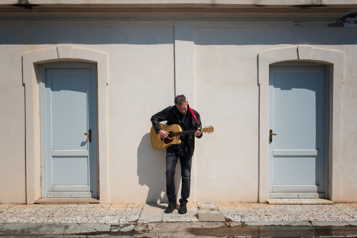 Finale, ecco “Le stelle della sera”: il cantautore Roberto Grossi presenta con un concerto il suo primo album solista Finale, ecco “Le stelle della sera”: il cantautore Roberto Grossi presenta con un concerto il suo primo album solista