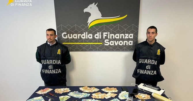 Savona, blitz antidroga della Finanza: due arresti, sequestrati cocaina, hashish e oltre 11mila euro in contanti