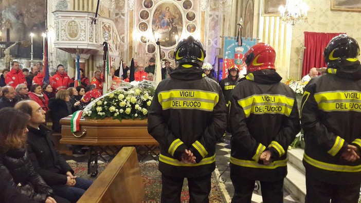 "Mario era un servitore del bene comune": una folla commossa al funerale del sindaco di Calice Paonessa
