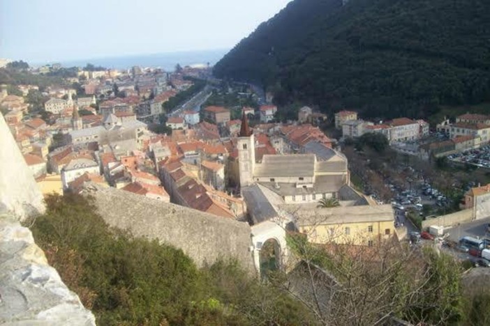 Finale Ligure, i luoghi raccontati da chi li ha vissuti: giovani e anziani si incontrano nella memoria