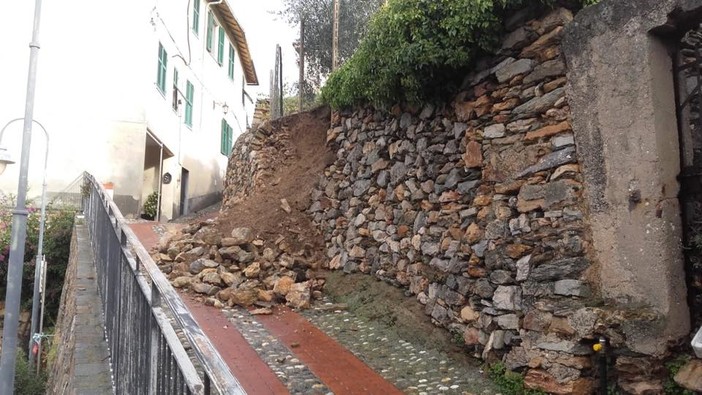 Tovo, piccolo smottamento in via Poggio (FOTO)