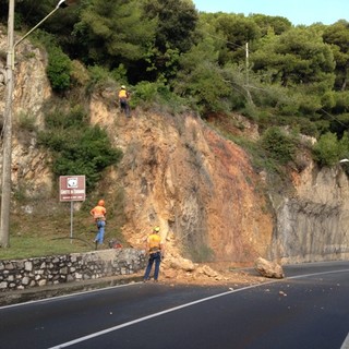 Smottamento a Capo Santo Spirito:  l'Aurelia riaperta a doppio senso
