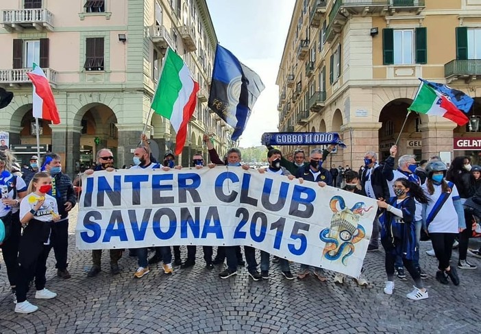 È gioia Inter anche a Savona, in piazza Mameli la festa scudetto È gioia Inter anche a Savona, in piazza Mameli la festa scudetto