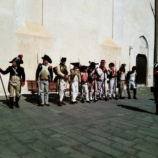 Finalborgo: grande partecipazione all'inaugurazione della mostra "Periscano tutti i tiranni"