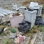 Abbandono ingombranti in via San Nazario a Savona: la polizia locale individua il responsabile (FOTO)