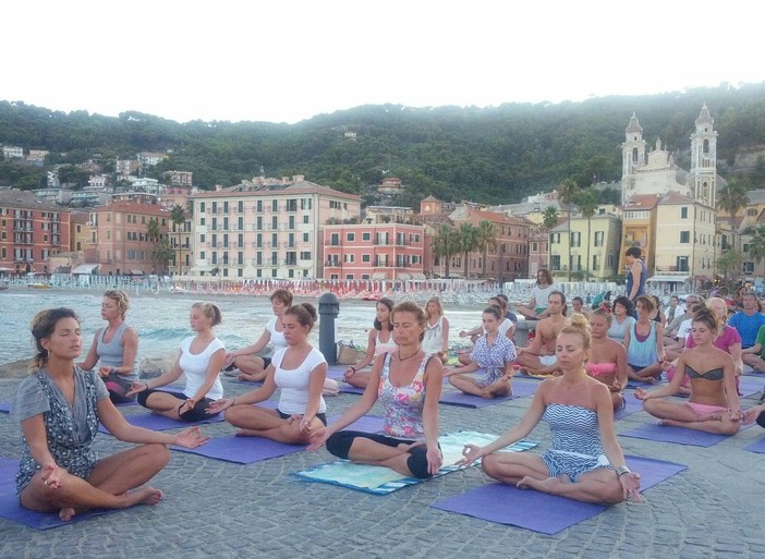 Laigueglia autorizza lo "Free Yoga" e Alassio no: il mondo yoga italiano si interroga Laigueglia autorizza lo "Free Yoga" e Alassio no: il mondo yoga italiano si interroga