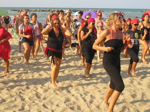 Il flash mob di ieri a Palombina, nelle Marche, che ha dato il via alla staffetta