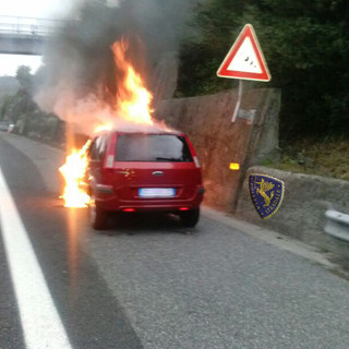 Varazze, una gita fuori porta in fumo: auto va a fuoco in autostrada