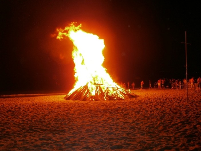 Finale, torna la disfida "a colpi di fiamme": per festeggiare San Pietro i falò che accendono la vigilia