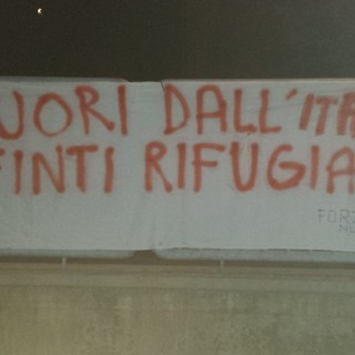 Blitz di Forza Nuova a Cengio con uno striscione contro gli immigrati