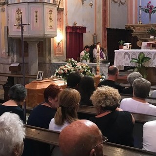 Folla commossa a Biestro per l'addio a Deborah Ballesio, uccisa dall'ex al karaoke (FOTO e VIDEO)