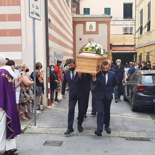 Varazze, l'ultimo commosso saluto alla 39enne Eleonora Ghigliazza (FOTO)
