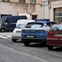 Le strappa la collanina dal collo e poi scappa in monopattino: scippo in pieno giorno a Santa Rita
