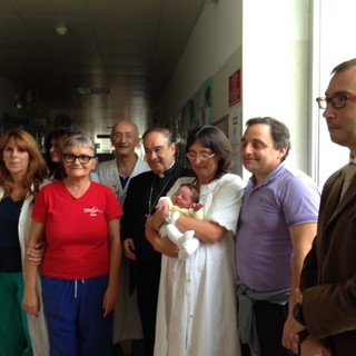 San Paolo di Savona: il piccolo Davide, decimo arrivato nella famiglia Bruzzone, festeggiato anche dal Vescovo Lupi